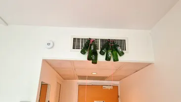 Românii sunt descurcăreți! Cum și-a pus berea la rece un turist, în camera de hotel: Dacă n-am frigider