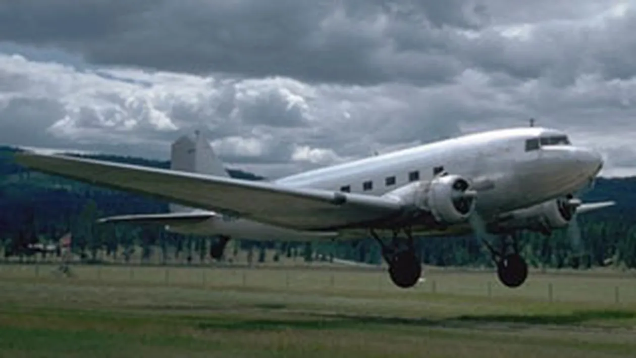 Sapte pasageri ai unui avion istoric au fost raniti, in timpul unei aterizari fortate