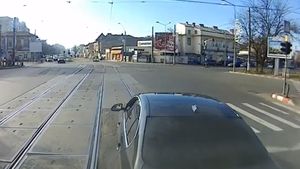 BMW-ul unui șofer din București a fost împins de tramvai. Care a fost motivul și ce s-a întâmplat după ce șoferul a coborât din mașină: ”Bă, ești nebun!”