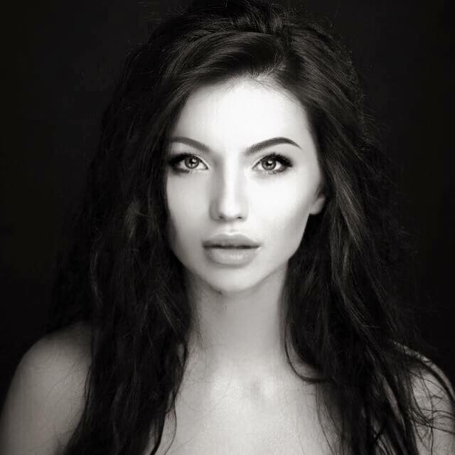 Anda Călin se relaxează cu micuța Anastasia la o piscină din Capitală! Imagini cu cele două