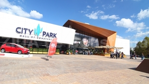 O femeie a fost la un pas de tragedie după ce tavanul unui mall din Constanța s-a prăbușit