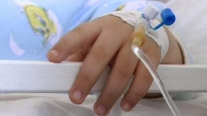 Două cazuri revoltătoare în Dâmboviţa! O mamă şi-a bătut bebeluşul până l-a băgat în comă. Doi copii înfometaţi s-au opărit cu o oală de ciorbă