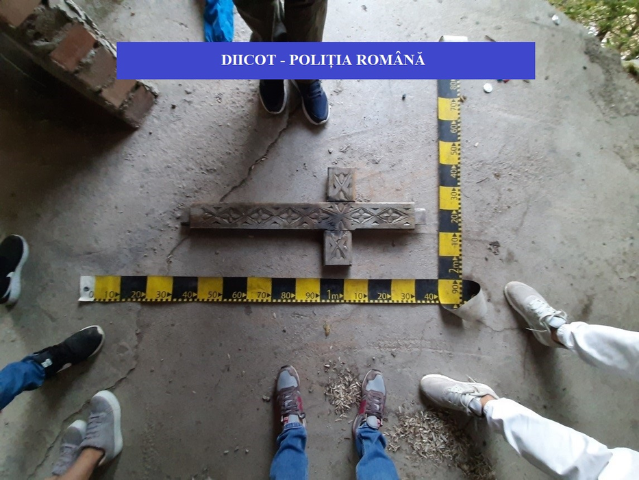 Crucea găsită de anchetatori la locul ororilor din Giurgiu