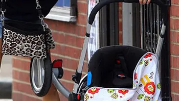 Iresponsabilitate totala! Si-a scapat copilul pe jos pentru ca era prea ocupata sa vorbeasca la telefon si apoi a dat vina pe primar pentru strazile prost asfaltate