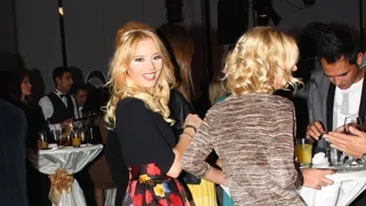 Laura Cosoi, de mana cu un alt barbat! Vezi cine-i misteriosul