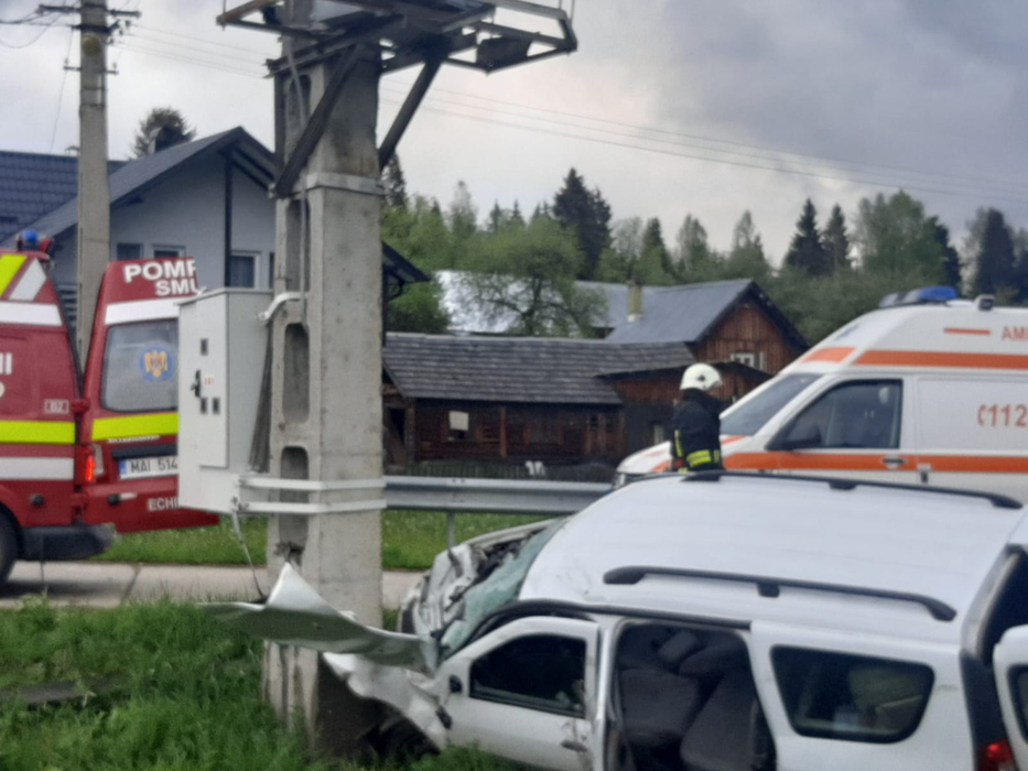 Accident grav în Suceava! O persoană a murit și alte 5 au fost rănite, după ce o mașină a intrat în stâlp. FOTO