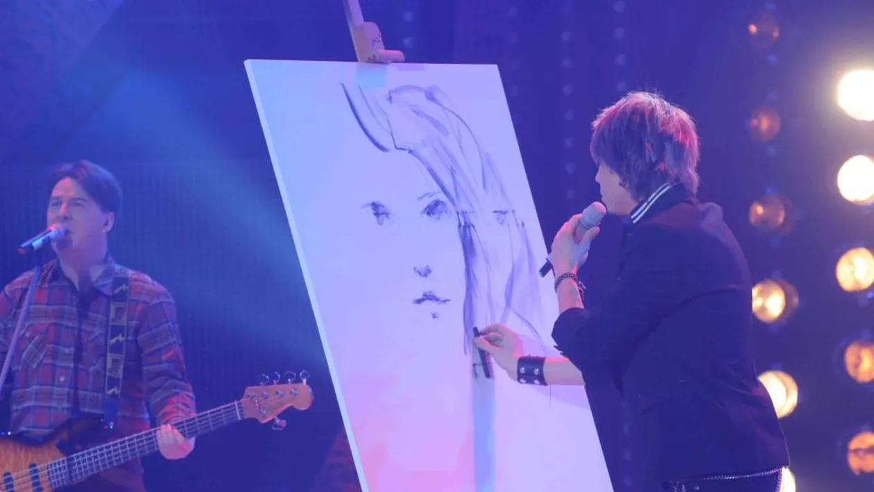 Tudor Turcu a făcut spectacol la Eurovision, şi nu doar cu vocea! A desenat un chip de femeie in timp ce cânta piesa Hello