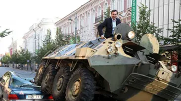 Ai vrea ca acest lucru sa se intample si in Romania? Primarul din Vilnius a trecut cu tancul peste o masina parcata ilegal!