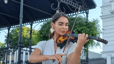 Povestea fetei cu vioara de la Cazinou: „Am văzut marea doar de pe faleză“