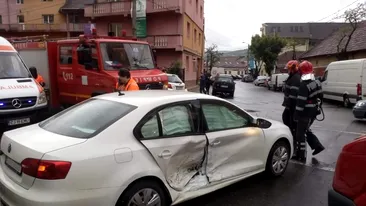 Un şofer urmărit de poliţie a provocat un accident cu trei victime în Cluj