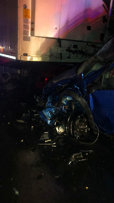 O mamă și copilul ei de 3 ani, în stare gravă după un accident violent pe A1! Mașina în care erau a fost strivită de un tir scăpat de sub control