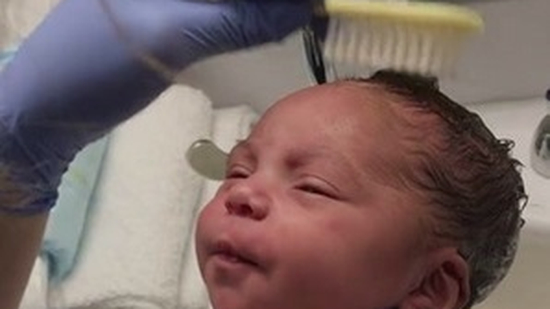 Viralul SĂPTĂMÂNII! A strâns 23 de milioane de vizualizări în mai puţin de trei zile. Încearcă să nu zâmbeşti măcar!