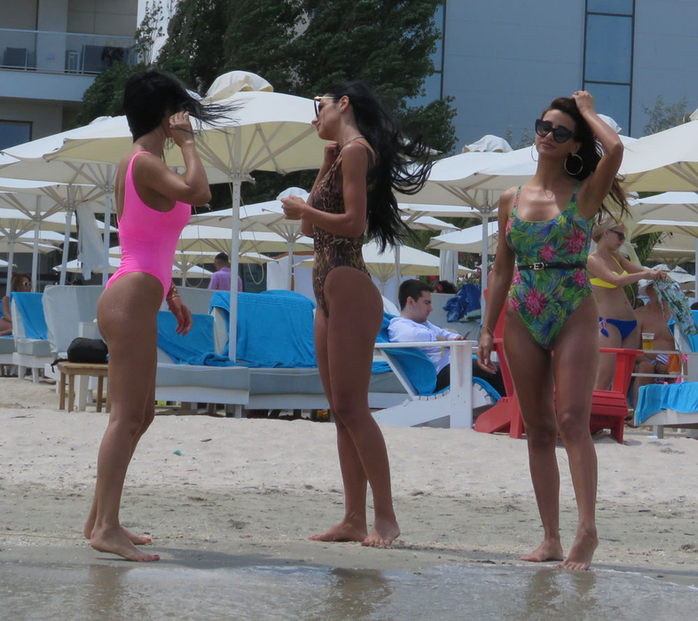 ”Brigada Ploiești” și-a scos silicoanele pe plaja bogătașilor din Mamaia!