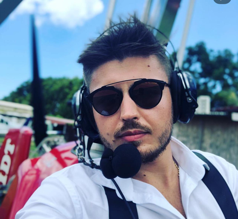 Îţi mai aduci aminte de Bogdan Olaru, beizadeaua care spunea că ”un Moet de 100 de euro e nimic”? Nu are loc de muncă, dar… Jonglează frumos între pelerinaje la Athos și fente de lux din contractele cu statul