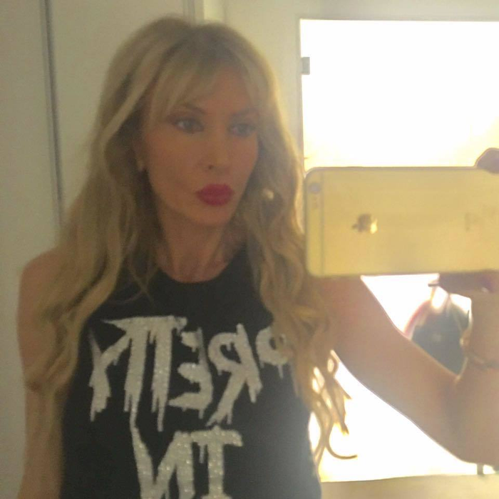 Maya, sexy-patroneasa MedLife, este noua "Regină a selfiurilor" din lumea bună