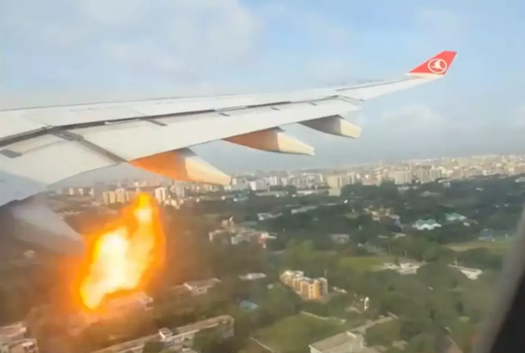 Clipe de groază pentru afaceristul Avram Gal, aflat în timpul unui zbor. La scurt timp după decolare, unul dintre motoarele aeronavei a luat foc