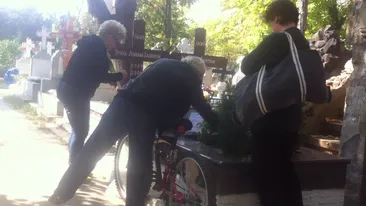 Momente de maxima tensiune si tristete la mormantul Laurei Stoica! Vezi cine nu a uitat-o si a plans-o in hohote la cimitir