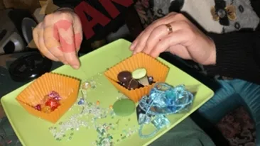 Doamna cu margele face bijuterii din nimic
