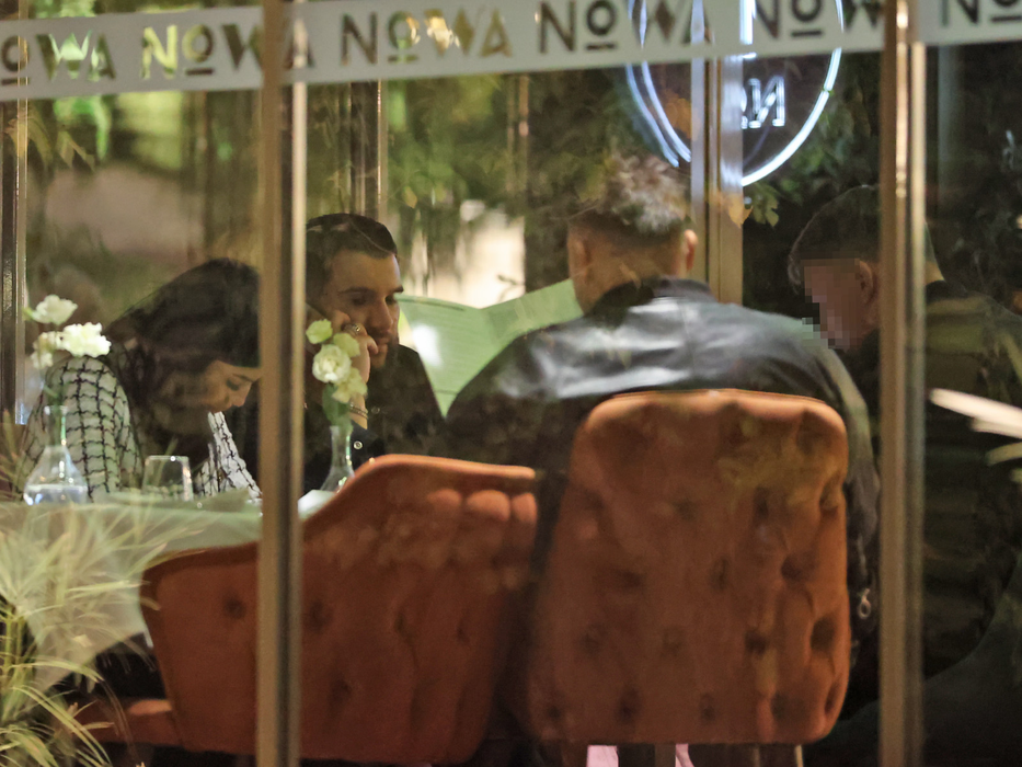 Artistul vorbește la telefon, în timp ce iubita lui consultă meniul (SURSA FOTO: CANCAN.RO)
