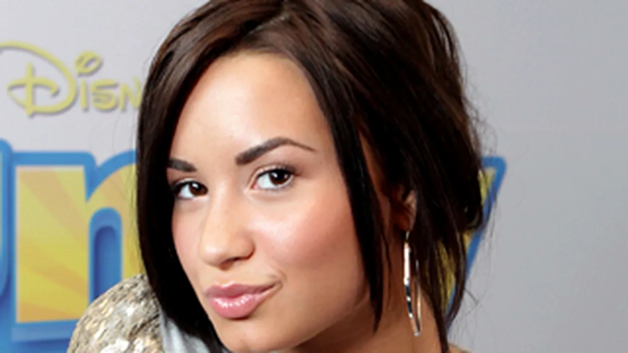 Demi Lovato e emo! S-a taiat pe maini ca sa scape de emotii