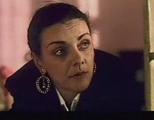 Carmen Tănase, în "E pericoloso sporgersi", regia Nae Caranfil, 1994