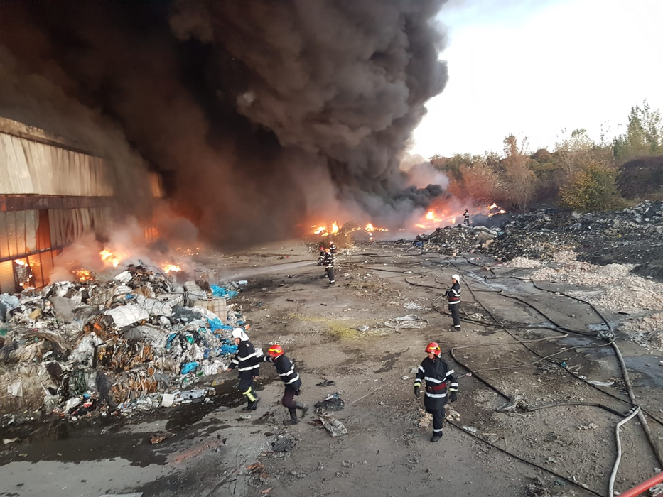 Alertă în Ploiești după ce un incendiu a izbucnit la un depozit de mase plastice