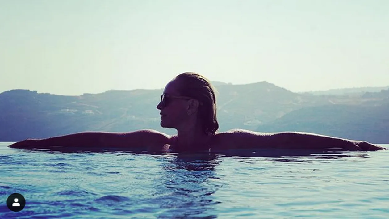 Imagine rarisimă! Andreea Esca a pozat azi în costum de baie. Ce ascunde sub hainele de crainică, de fapt, vedeta de la Știrile Pro TV