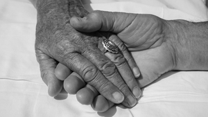 Doi pensionari au fost găsiți înghețați în casă. Au oprit căldura ca să facă economie. Pentru bărbat nu s-a mai putut face nimic