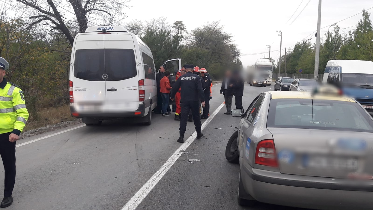 Încă un accident cu microbuz. Două persoane primesc îngrijiri medicale. Trafic blocat de DN72