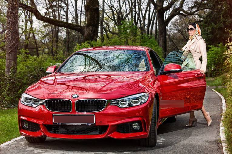 Andreea Marin a anunţat chiar de Florii că va conduce pentru o perioadă un superb BMW roşu, iar fostul ei soţ se pare că i-a călcat pe urme, alegând inclusiv aceeaşi culoare!