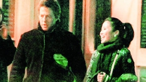 Hugh Grant a devenit tatic dupa o aventura. Si-a tinut fetita ascunsa 5 saptamani