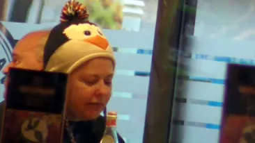 Aparitie de Cascadorii Rasului! Nu e un pinguin buclucas, este Rita prin oras!