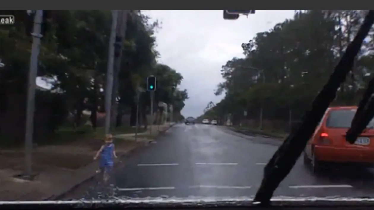 IMAGINI ŞOCANTE Nicio mamă nu are putere să se uite la filmarea asta! O fetiţă, lasata de părinţi să intre sub roţile unei maşini!