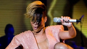 Ce a adus-o in starea asta? Rihanna si-a lovit un fan in cap in timp ce se afla pe scena! Vezi toata faza