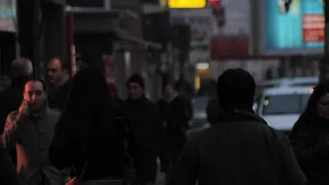 N-ai să crezi, dar e adevărat! Iulia Albu e nimic pe lângă ea! O tânără din Capitală şi-a scos porcul în lesă prin oraş!