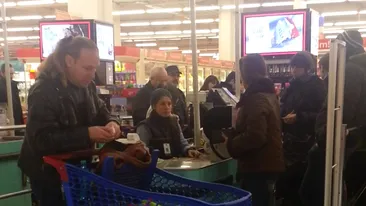 Acasa la Vali Craciunescu, femeia conduce! Vezi detaliul care l-a dat de gol pe acordeonist!