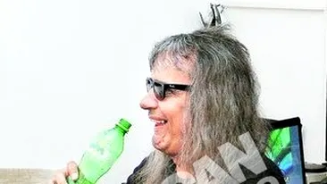 Cristi Minculescu s-a intalnit cu fanii la implinirea a 35 de ani de Iris. A sarbatorit cu cafea si apa plata