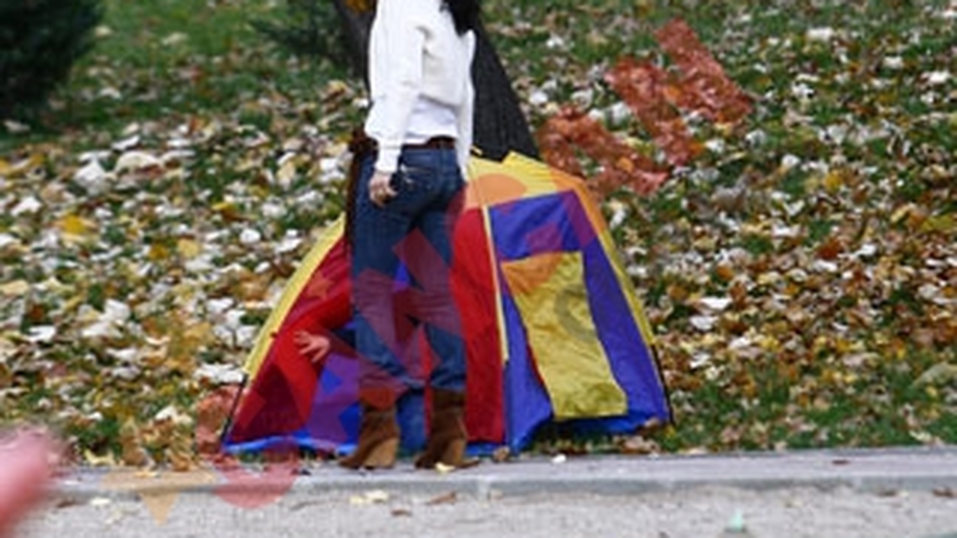 Mihaela Ionescu a intins cortul in parc