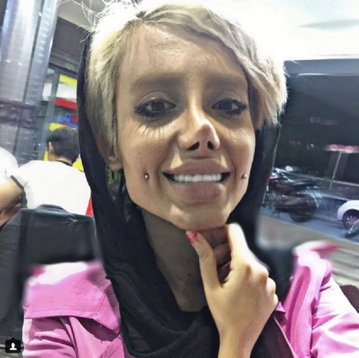 VIDEO & FOTO / O vedetă de pe Instagram a făcut 50 de operaţii estetice ca să arate precum Angelina Jolie! Rezultatul e înspăimântător şi nu are de gând să se oprească