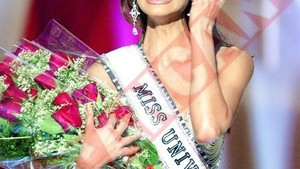 Miss Univers 2006, data jos din avion