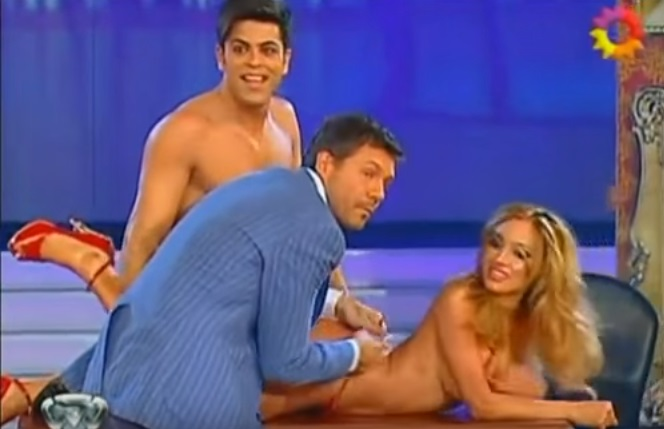 O actriță s-a dezbrăcat complet în timpul unei emisiuni TV! Gestul incredibil făcut de prezentator după ce vedeta și partenerul ei au rămas goi pușcă