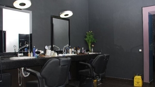 Uite cum arata interiorul salonului unde a avut loc macelul! Aici au murit doua persoane si alte sase au fost grav ranite