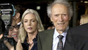 Doliu la Hollywood. Partenera de viață a lui Clint Eastwood a murit. Avea 61 de ani și l-a iubit pe actor de peste 10 ani