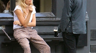 Sienna Miller si amorezul ei au baut si au barfit in strada