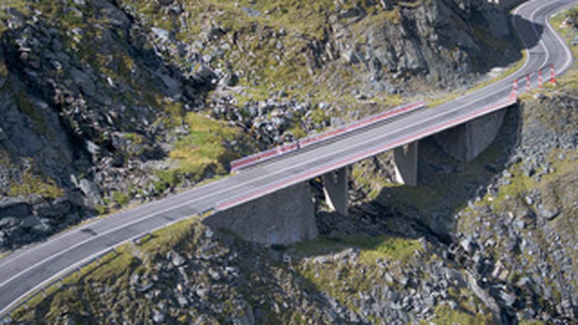 Transfagarasanul, blocat din cauza caderilor de pietre de pe versanti!