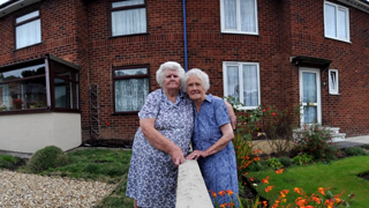 Doua femei din Marea Britanie sunt vecine de 76 de ani