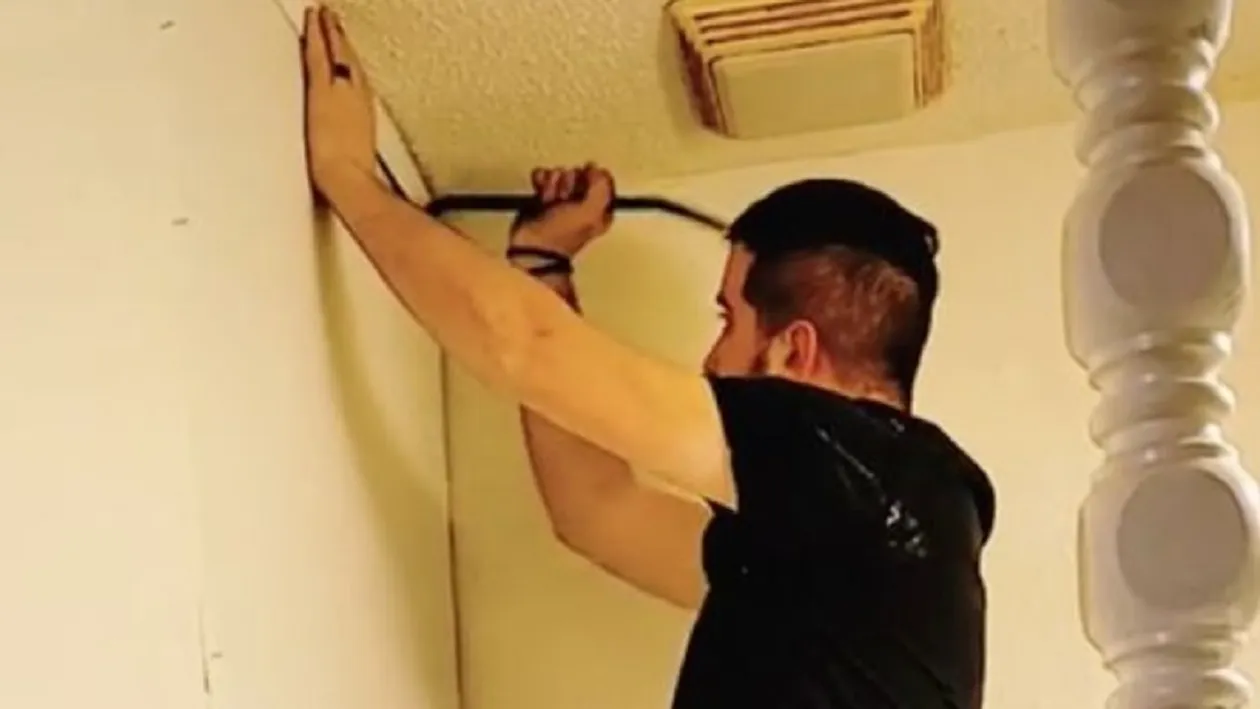 Un cuplu s-a mutat în casă nouă, dar a făcut o descoperire uluitoare. Ce lucru ascuns au găsit cei doi, în locuință