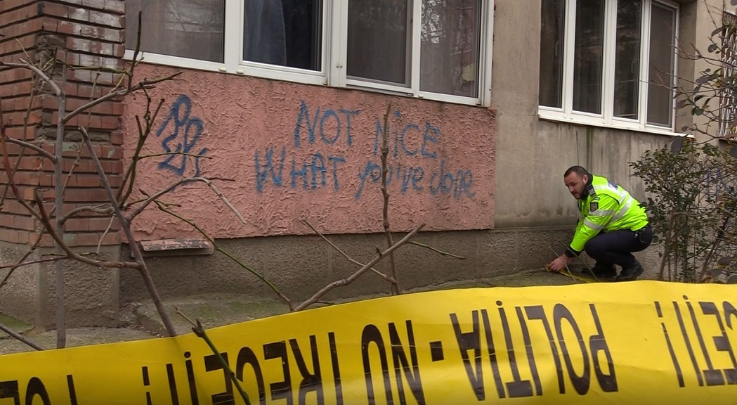 Lângă locul în care femeia s-a sinucis scrie: "Nu e frumos ce ai făcut"