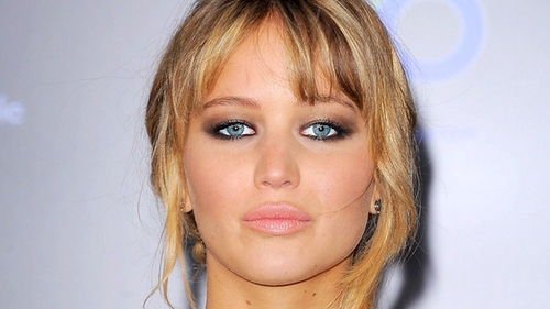 Toata lumea a ras dupa asta! Jennifer Lawrence a fost modificata in photoshop pentru a aparea pe prima pagina a unei reviste