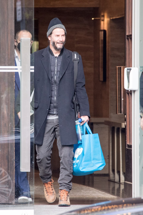 Keanu Reeves surprins în timp ce iese din hotelul său și dă autografe fanilor ( foto Profimedia )